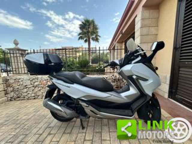 Honda Forza 300 . 